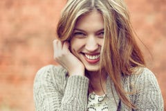 Молодая усмехаясь девушка - близкое поднимающее вверх стоковое изображение Молодая усмехаясь девушка - близкое поднимающее вверх стоковое изображение