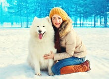 Молодое усмехаясь предприниматель женщины с белой зимой собаки Samoyed стоковые фото Молодое усмехаясь предприниматель женщины с белой зимой собаки Samoyed стоковые фото
