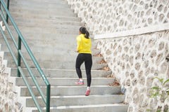 Молодой азиатский работать внешний в желтой куртке, jogging g женщины стоковые фотографии rf Молодой азиатский работать внешний в желтой куртке, jogging g женщины стоковые фотографии rf