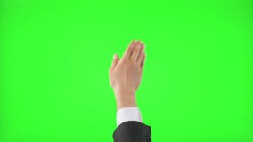 Молодой бизнесмен делая жесты рукой в виртуальной экономической обстановке на зеленом экране Молодой бизнесмен делая жесты рукой в виртуальной экономической обстановке на зеленом экране