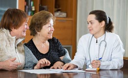 Молодой врач получая зрелых пациентов в клинике Стоковые Фото Молодой врач получая зрелых пациентов в клинике Стоковые Фото