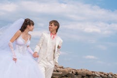 Молодой и красивый жених и невеста на пляже Стоковое Фото Молодой и красивый жених и невеста на пляже Стоковое Фото