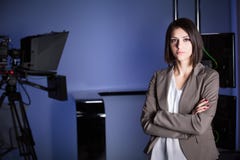 Молодой красивый диктор телевидения брюнет на студии во время широковещания в реальном маштабе времени Женский директор ТВ на ред стоковое изображение Молодой красивый диктор телевидения брюнет на студии во время широковещания в реальном маштабе времени Женский директор ТВ на ред стоковое изображение