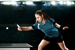 Молодой красивый теннисист женщины в игре на черной предпосылке Съемка действия стоковые изображения Молодой красивый теннисист женщины в игре на черной предпосылке Съемка действия стоковые изображения