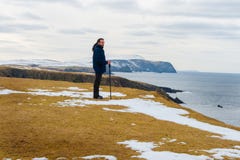 Молодой красивый человек смотря вне к морю, St Ninian, островам Shetland Стоковое фото RF Молодой красивый человек смотря вне к морю, St Ninian, островам Shetland Стоковое фото RF