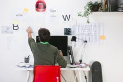 Молодой творческий человек дизайнера работая на офисе. стоковые изображения Молодой творческий человек дизайнера работая на офисе. стоковые изображения
