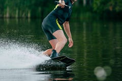 молодой человек едет wakeboard на озере стоковое фото rf молодой человек едет wakeboard на озере стоковое фото rf