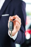 Молодой человек или автоматический торговец в автосалоне Стоковое Фото Молодой человек или автоматический торговец в автосалоне Стоковое Фото