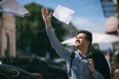 Молодой человек прекратил работу бизнесмен счастливый Стоковые Изображения RF Молодой человек прекратил работу бизнесмен счастливый Стоковые Изображения RF