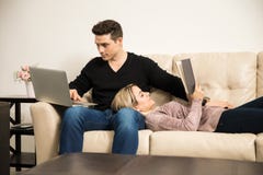 Молодой человек работая от дома стоковые фото Молодой человек работая от дома стоковые фото
