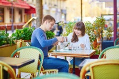 Молодые романтичные пары имея дату стоковая фотография Молодые романтичные пары имея дату стоковая фотография
