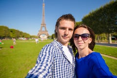 Молодые счастливые пары на чемпионе de Марсе в предпосылке Парижа Эйфелева башня стоковые фотографии rf Молодые счастливые пары на чемпионе de Марсе в предпосылке Парижа Эйфелева башня стоковые фотографии rf