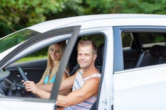 Молодые люди наслаждаясь roadtrip в автомобиле стоковые фотографии rf Молодые люди наслаждаясь roadtrip в автомобиле стоковые фотографии rf
