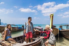 Молодые люди отключения перемещения каникул моря друзей океана шлюпки Таиланда длинного хвоста ветрила группы туристского Стоковое Изображение RF Молодые люди отключения перемещения каникул моря друзей океана шлюпки Таиланда длинного хвоста ветрила группы туристского Стоковое Изображение RF