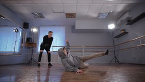 2 молодых танцора бедр-хмеля участвуя в сражении танца Танцор в черном давая месте для сражения к его другу танцор сток-видео 2 молодых танцора бедр-хмеля участвуя в сражении танца Танцор в черном давая месте для сражения к его другу танцор сток-видео