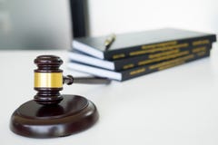 молоток судьи молотка с законной книгой на коричневом деревянном столе с полисменом стоковое фото rf молоток судьи молотка с законной книгой на коричневом деревянном столе с полисменом стоковое фото rf