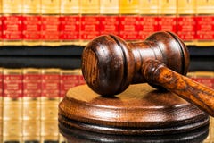 Молоток судьи с книгами по праву на заднем плане стоковое изображение Молоток судьи с книгами по праву на заднем плане стоковое изображение