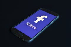 Мобильный телефон концепции Libra Cryptocurrency с логотипом Libra и Facebook стоковые фотографии rf Мобильный телефон концепции Libra Cryptocurrency с логотипом Libra и Facebook стоковые фотографии rf
