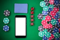 Мобильный телефон на таблице покера казино, на линии игре насмешливой вверх по шаблону стоковая фотография Мобильный телефон на таблице покера казино, на линии игре насмешливой вверх по шаблону стоковая фотография