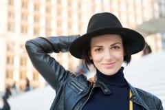 Мода, аксессуар, стиль Чувственная женщина с волосами брюнет, стилем причёсок Красота, взгляд, состав Skincare, молодость, выраже стоковое изображение rf Мода, аксессуар, стиль Чувственная женщина с волосами брюнет, стилем причёсок Красота, взгляд, состав Skincare, молодость, выраже стоковое изображение rf