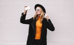 Мода, технология и концепция людей - крутая девушка фотографируя selfie смартфоном, стоковые фото Мода, технология и концепция людей - крутая девушка фотографируя selfie смартфоном, стоковые фото