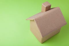 Модель дома картона на зеленой предпосылке стоковая фотография rf Модель дома картона на зеленой предпосылке стоковая фотография rf