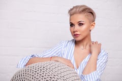 Модель портрета крупного плана белокурая с ярким макияжем и короткие стоковые фото Модель портрета крупного плана белокурая с ярким макияжем и короткие стоковые фото
