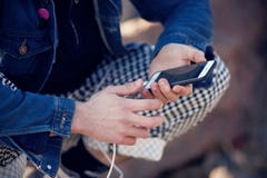 Модно одетый подросток держа телефон касания стоковое фото Модно одетый подросток держа телефон касания стоковое фото