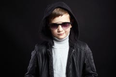 Модный мальчик в hoodie и солнечных очках стоковая фотография Модный мальчик в hoodie и солнечных очках стоковая фотография