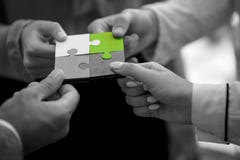 Мозаики сотрудничества бизнесмены концепции команды Мозаики сотрудничества бизнесмены концепции команды