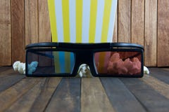 Мозоль шипучки и стекла 3d на деревянной предпосылке стоковая фотография rf Мозоль шипучки и стекла 3d на деревянной предпосылке стоковая фотография rf