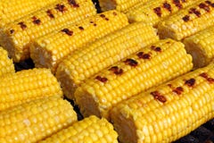 Мозоль Свежие органические удары мозоли жаря на барбекю зажженные corns Желтые испеченные удары мозоли Зажаренная текстура предпо стоковое изображение rf Мозоль Свежие органические удары мозоли жаря на барбекю зажженные corns Желтые испеченные удары мозоли Зажаренная текстура предпо стоковое изображение rf