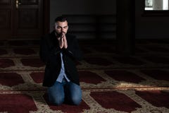 Молитва бизнесмена на мечети стоковая фотография rf Молитва бизнесмена на мечети стоковая фотография rf