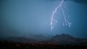 Молния в горах стоковое фото rf Молния в горах стоковое фото rf