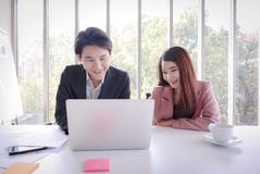 Молодая азиатская работа бизнесмена с ноутбуком в офисе стоковое фото rf Молодая азиатская работа бизнесмена с ноутбуком в офисе стоковое фото rf