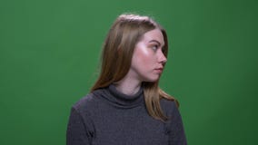 Молодая белокурая модель наблюдая sidewards быть внимательными изолированными на зеленой предпосылке chromakey акции видеоматериалы Молодая белокурая модель наблюдая sidewards быть внимательными изолированными на зеленой предпосылке chromakey акции видеоматериалы