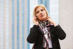 Молодая бизнес-леди моды говоря на сотовом телефоне идя в улицу города стоковые изображения rf Молодая бизнес-леди моды говоря на сотовом телефоне идя в улицу города стоковые изображения rf