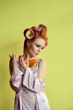 Молодая женщина redhead с shugaring затиром на ее руках, стороне, теле и комоде стоковая фотография Молодая женщина redhead с shugaring затиром на ее руках, стороне, теле и комоде стоковая фотография