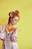 Молодая женщина redhead с shugaring затиром на ее руках, стороне, теле и комоде стоковые изображения Молодая женщина redhead с shugaring затиром на ее руках, стороне, теле и комоде стоковые изображения