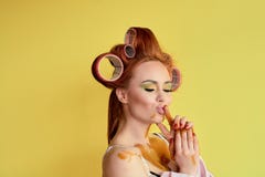Молодая женщина redhead с shugaring затиром на ее руках, стороне, теле и комоде стоковое изображение Молодая женщина redhead с shugaring затиром на ее руках, стороне, теле и комоде стоковое изображение