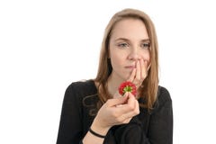 Молодая женщина боль чувствительная при еде сладкой клубники стоковое изображение rf Молодая женщина боль чувствительная при еде сладкой клубники стоковое изображение rf