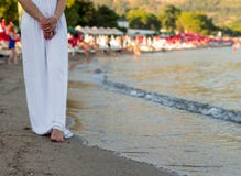 Молодая женщина в белый идти платья стоковое фото Молодая женщина в белый идти платья стоковое фото