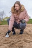 Молодая женщина в ботинках очищает пляж от platic отхода стоковые фото Молодая женщина в ботинках очищает пляж от platic отхода стоковые фото