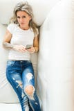 Молодая женщина в джинсах используя умный телефон - взгляд сверху стоковое фото rf Молодая женщина в джинсах используя умный телефон - взгляд сверху стоковое фото rf