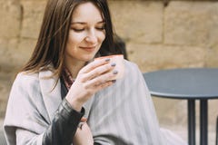 Молодая женщина в кофе кафа улицы выпивая стоковое фото Молодая женщина в кофе кафа улицы выпивая стоковое фото