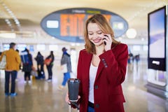 Молодая женщина в международном аэропорте стоковые изображения rf Молодая женщина в международном аэропорте стоковые изображения rf