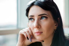 Молодая женщина в превидении смотрит вне огромное окно к улице стоковые изображения Молодая женщина в превидении смотрит вне огромное окно к улице стоковые изображения
