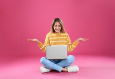Молодая женщина в случайном обмундировании с сидеть ноутбука стоковые изображения Молодая женщина в случайном обмундировании с сидеть ноутбука стоковые изображения