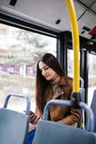 Молодая женщина в шине города стоковые фотографии rf Молодая женщина в шине города стоковые фотографии rf