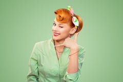 Молодая женщина делая показ вызывает меня знаком стоковая фотография rf Молодая женщина делая показ вызывает меня знаком стоковая фотография rf